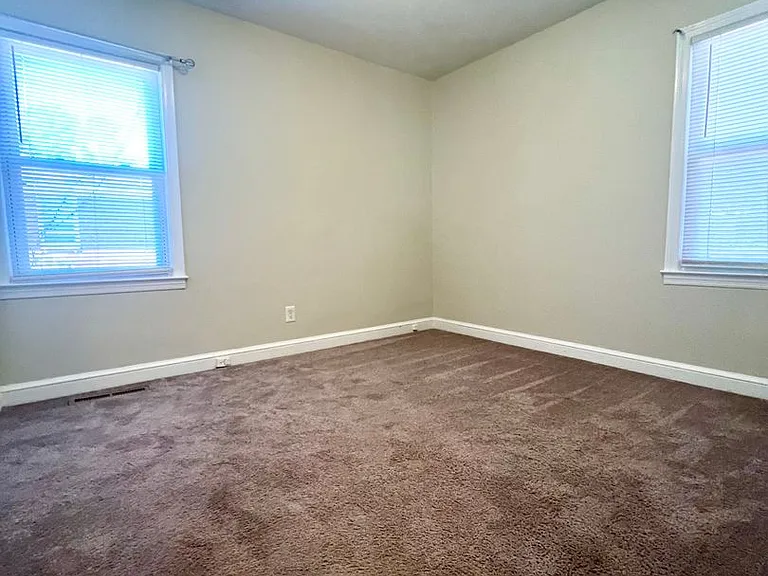 905 Poplar Dr — Photo 5