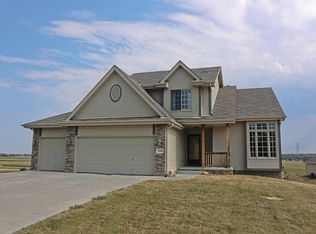 2210 Park Crest Dr, Papillion, NE 68133