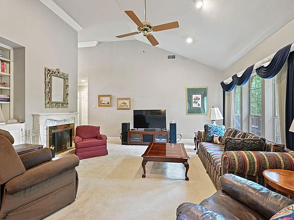 4th image of 300 Chimney Hill Dr