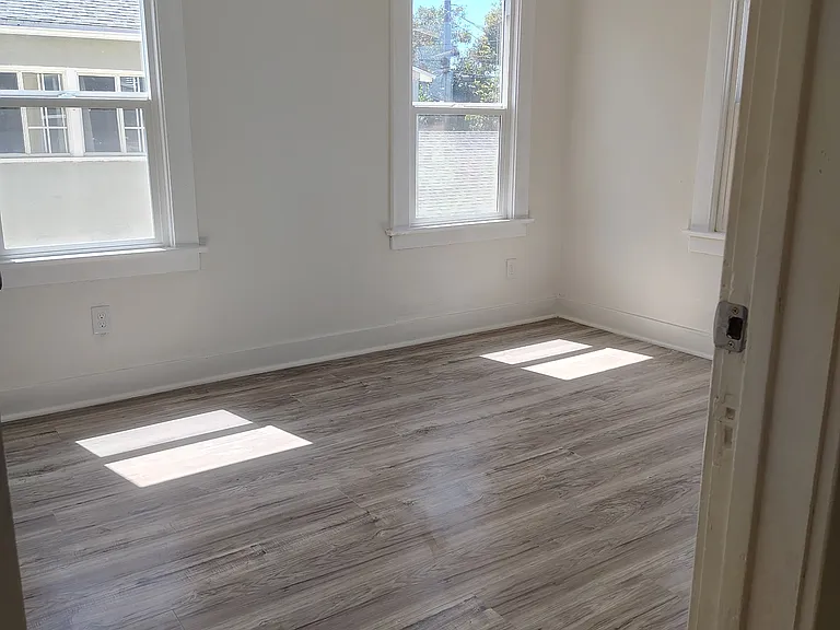721 W 48th St #723-1/2 — Photo 3