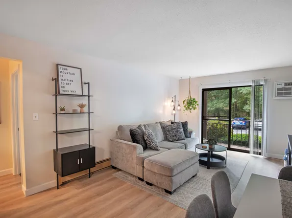 19 Country Club Drive Unit 5, Manchester, NH 03102