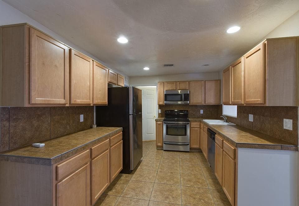 2nd image of 3220 E 4th St #10