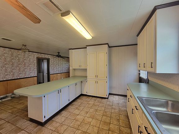 5th image of 214 S Saint Peter St