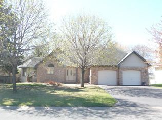 2400 Linwood Ct E, Maplewood, MN 55119