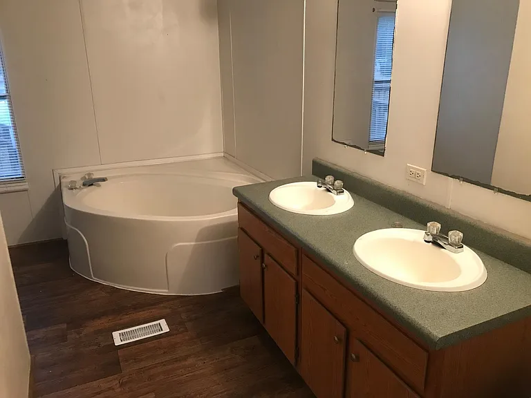500 Linen Ln — Photo 2