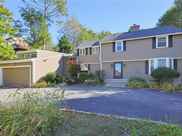 7 White Birch Rd, Cranston, RI 02920