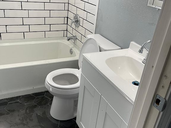 4th image of 3309 N Jackson Ave #1