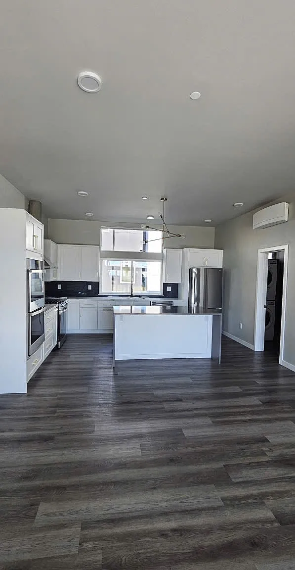 4 bed, 3.5 bath, 2050 sqft, $4,300 — Photo 3