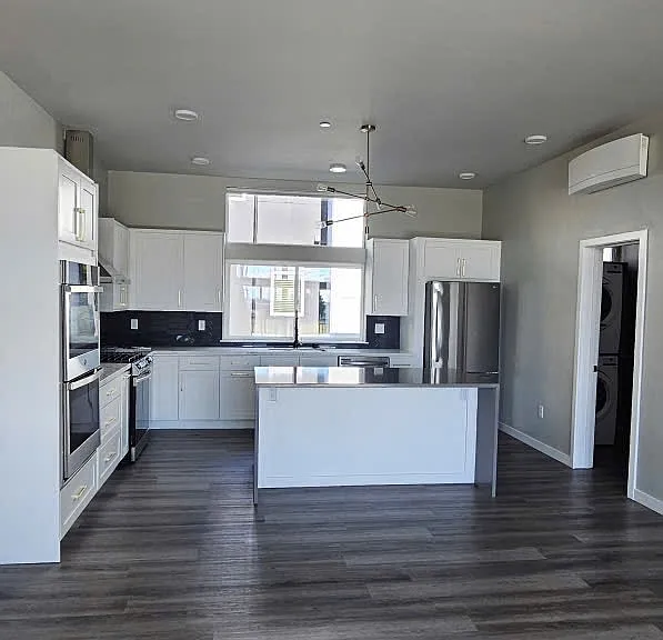 1208 Harrington Ave NE — Photo 3
