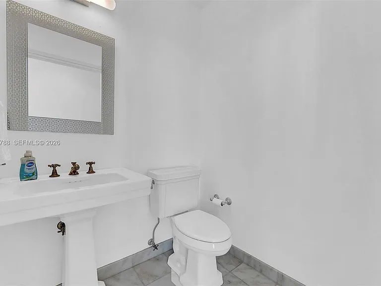 50 S Pointe Dr #2102 — Photo 9