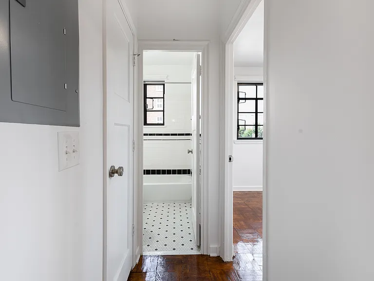 Marleigh Apartments — Photo 38