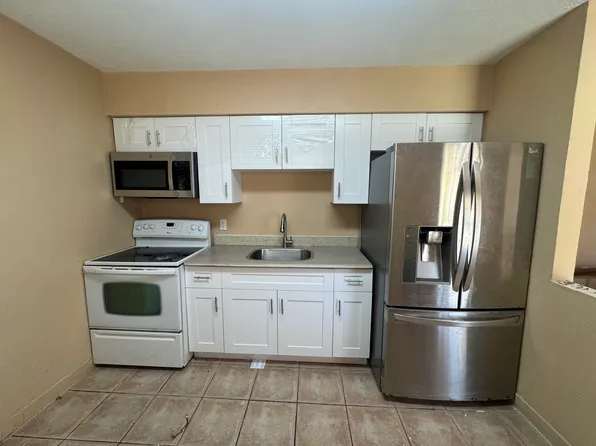210 SW 2nd Ter, Dania Beach, FL 33004
