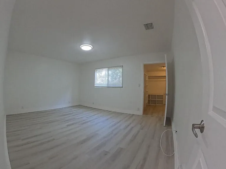 2300 Cleveland St — Photo 14