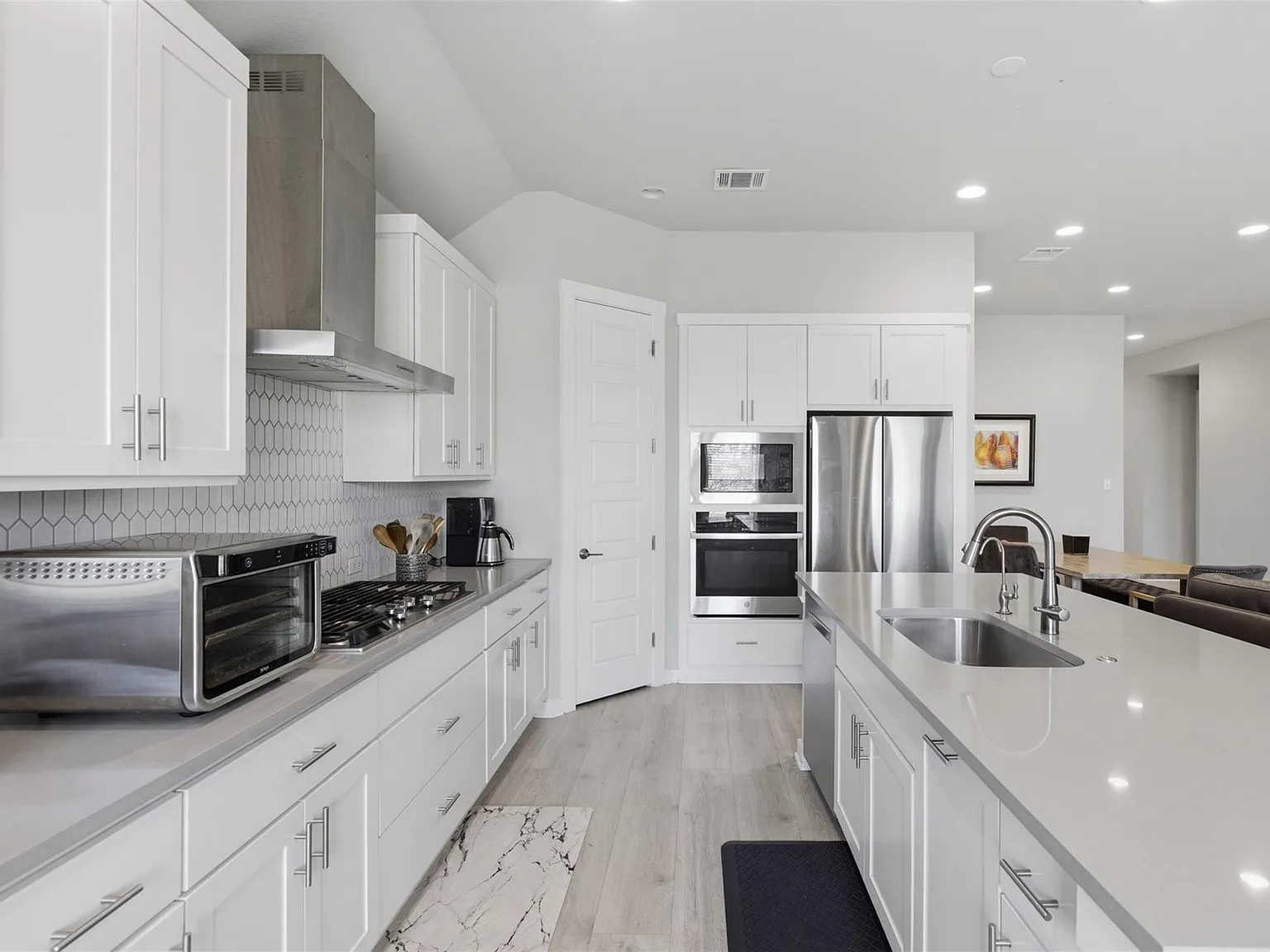 4 bed, 2.5 bath, 2082 sqft, $2,500 — Photo 3