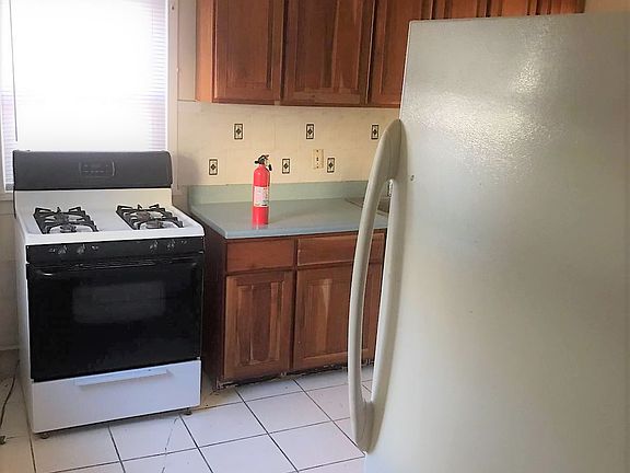 5th image of 33 Kingston Ave