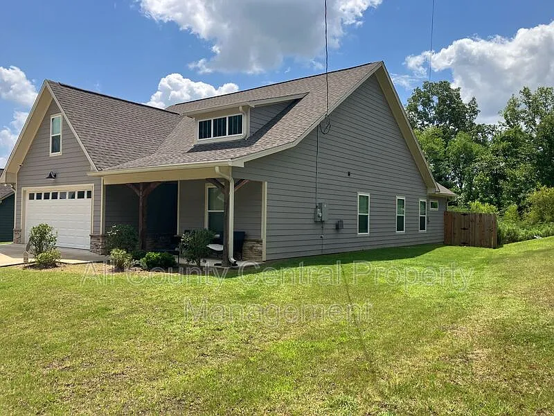 3 bed, 2.0 bath, 1432 sqft, $2,295 — Photo 3