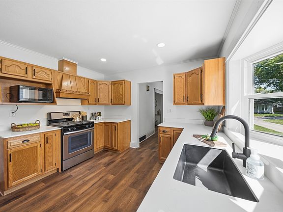 5th image of 2715 Logan Ave