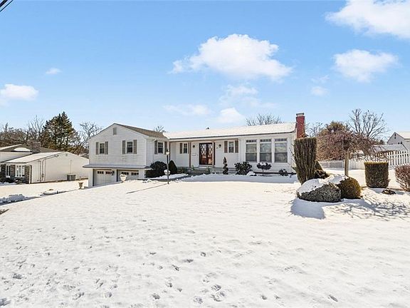 3rd image of 29 Pinewood Dr