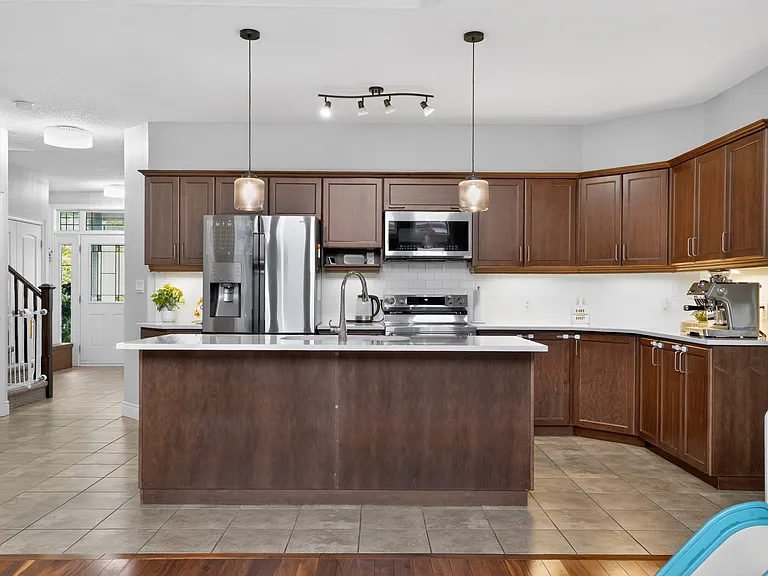 2200 Dogwood Cres — Photo 11