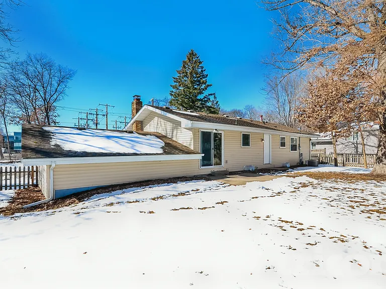 1420 Boone Ave N — Photo 12