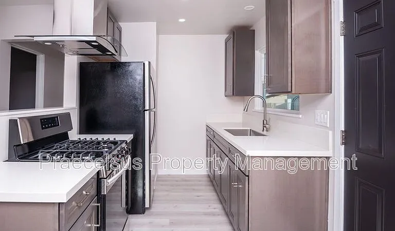 112 E 5th St — Photo 7