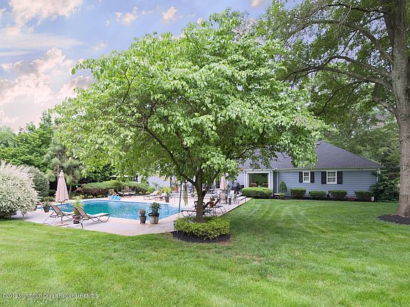 3rd image of 13 Carriage Hill Dr