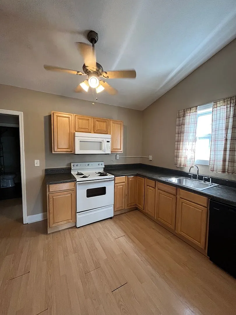 Building Photo - 4604 Illinois Ave #B