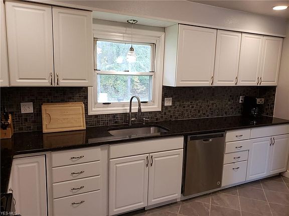 4th image of 3850 Southwood Dr SE