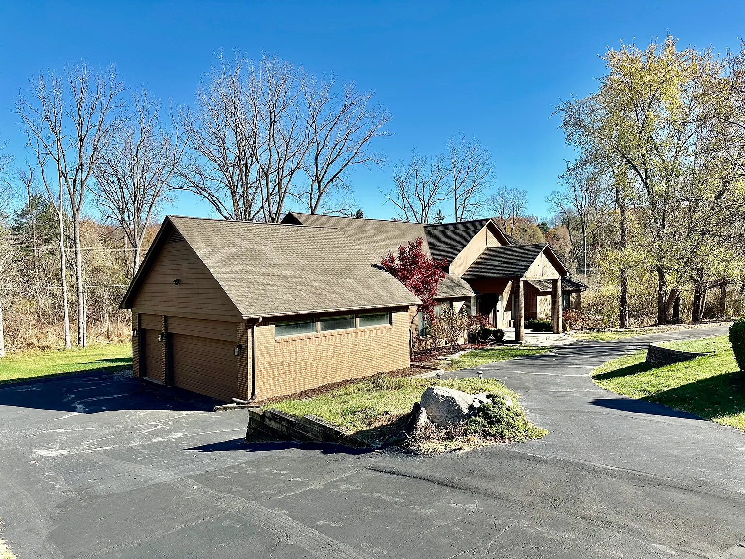 5 bed, 4920 sqft, $7,500 — Photo 3