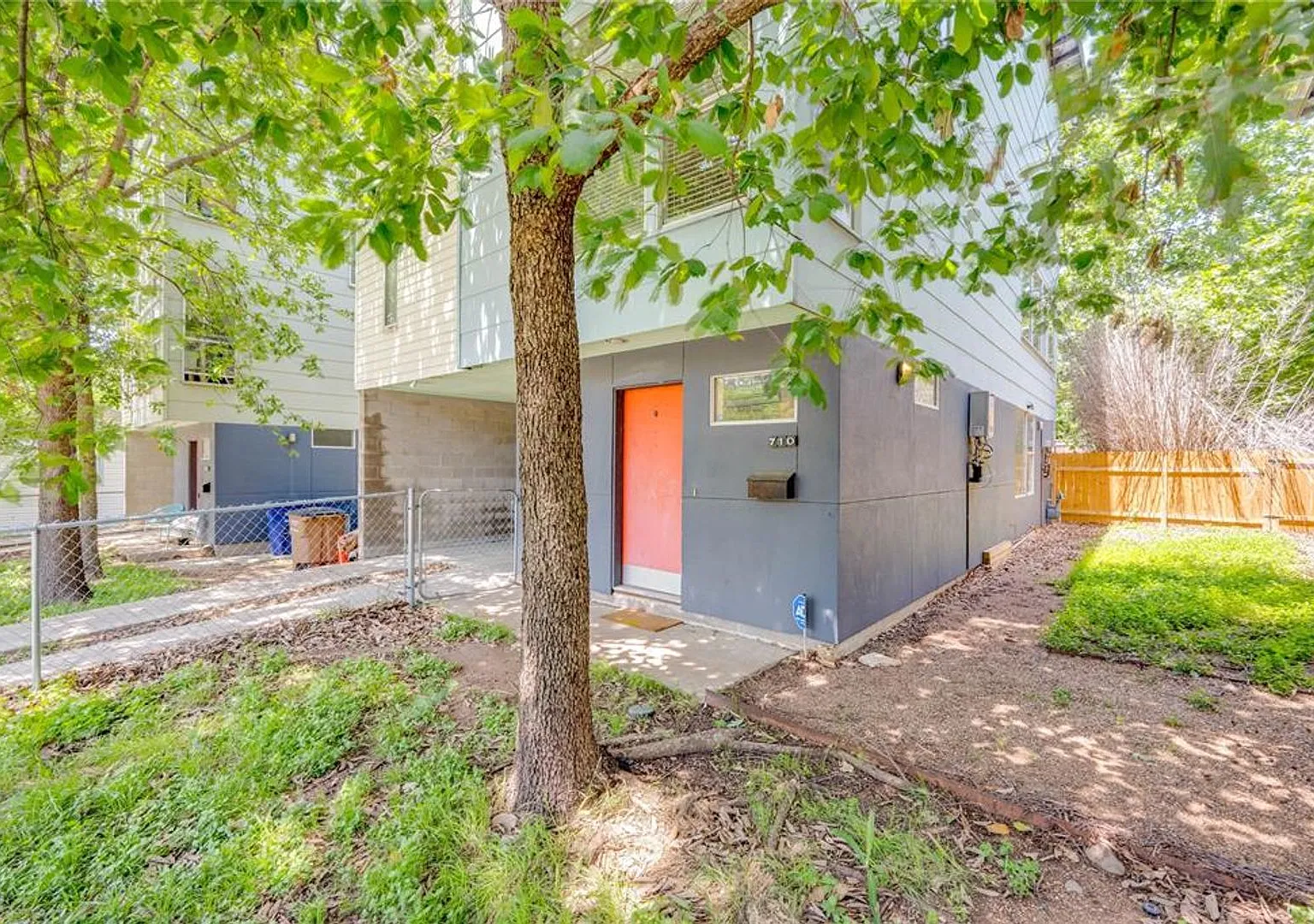 712 E. 45th St - Amazing free standing 5 bed 5.5 bath house in Hyde Park. — Photo 1