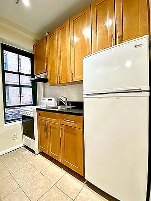 4th image of 516 E 79th St APT 1G