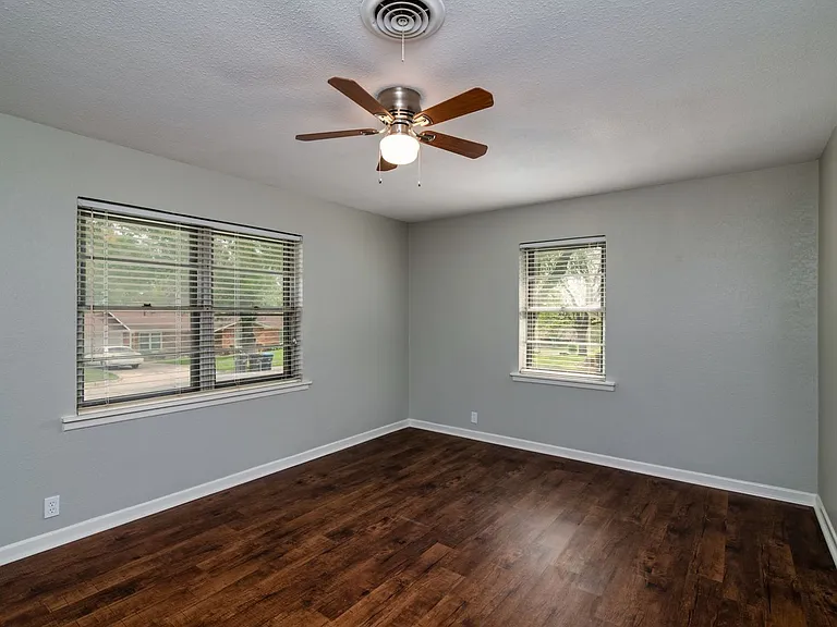 2416 Hillview Dr — Photo 12