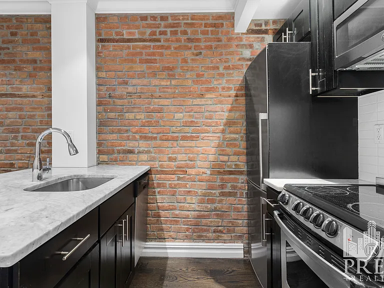 329 E 10th St #1 — Photo 2