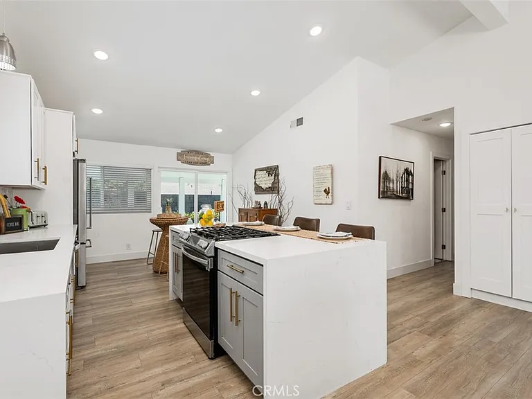 25552 Mackenzie St — Photo 7