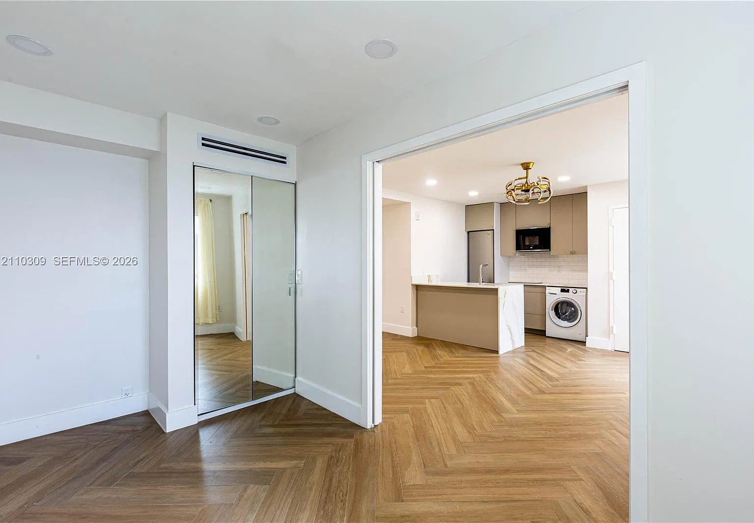 Moulin Rouge Condo — Photo 4