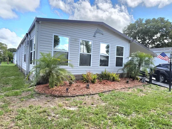 579 Dolphin Cir, Barefoot Bay, FL 32976