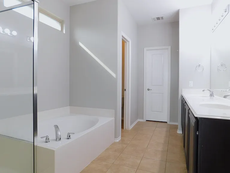 14904 Riverside Dr — Photo 15