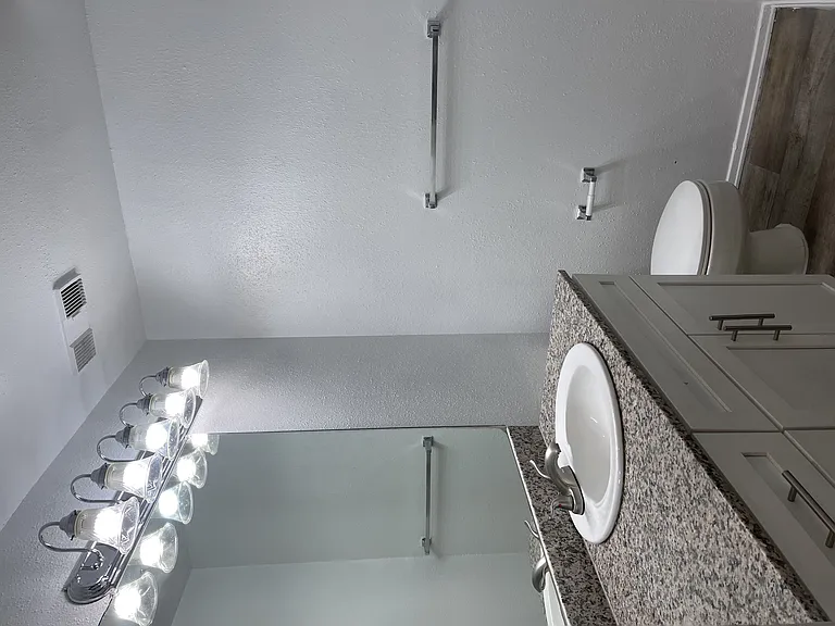 Augusta Court Apartments — Photo 25
