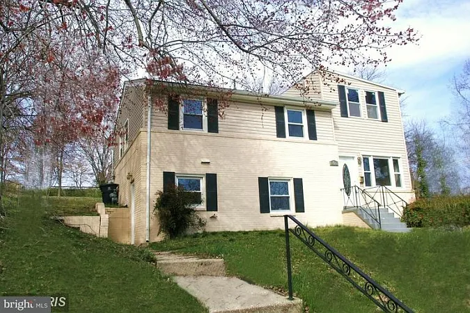 2442 Saint Clair Dr photo 1