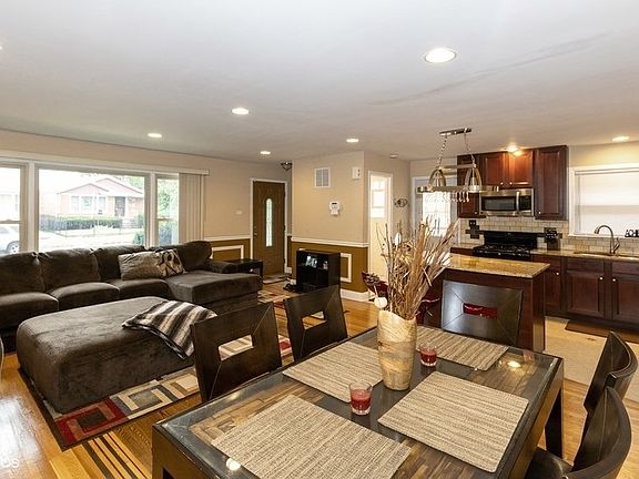 3rd image of 2605 W 83rd Pl