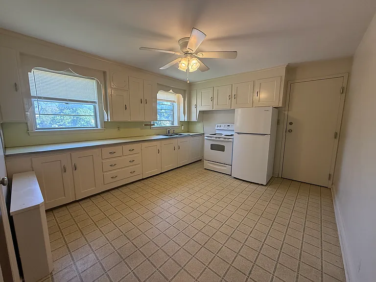 579 Center St #B5 — Photo 5