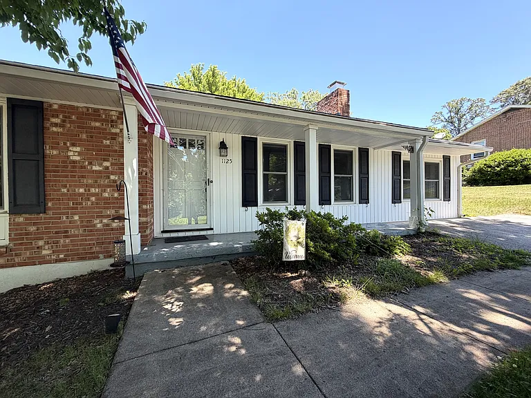 1125 Sheffield Dr — Photo 2