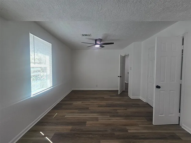 5102 Avenue L — Photo 30