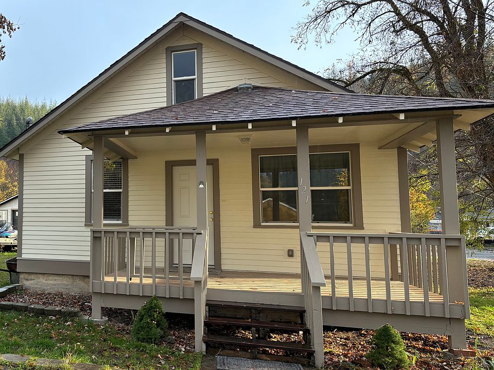 121 Northview Ave. Large covered front porch.