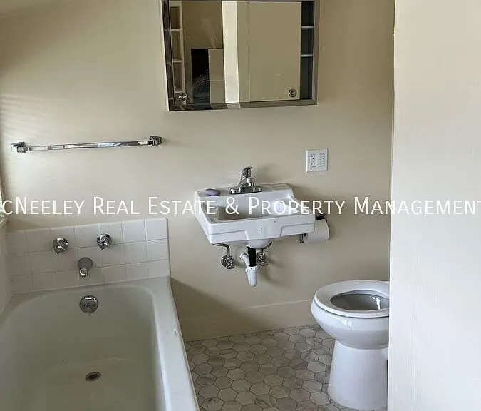 889 N Lincoln St — Photo 11