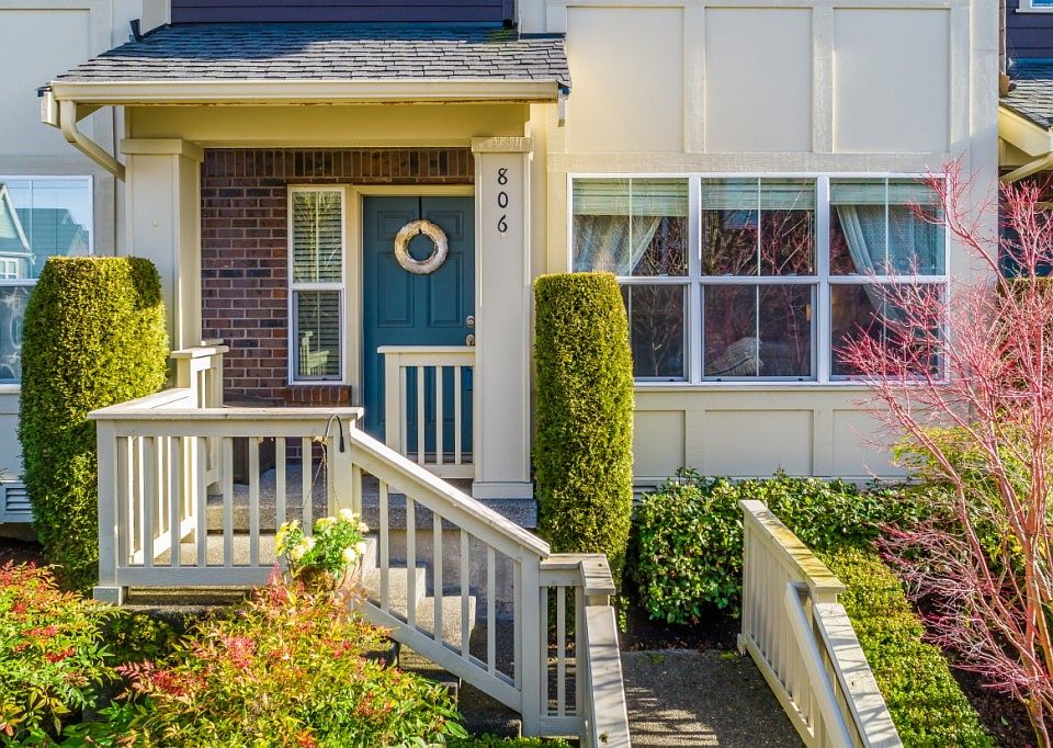 1st image of 806 4th Ave NE