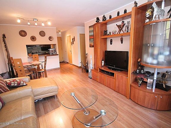 3rd image of 2 Elmwood Park Dr APT 704