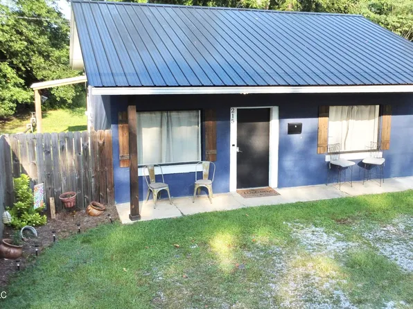 215 N Jackson Ave, Quitman, MS 39355