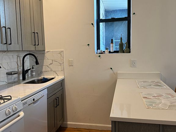 5th image of 282 Griffith St APT 1R