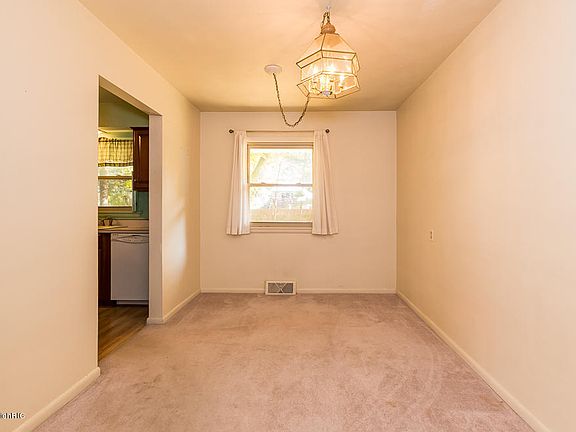 5th image of 704 Westbury Ln